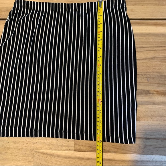 NWT Obey Sheffield Black and White Pinstripe Skirt S - Picture 5 of 8